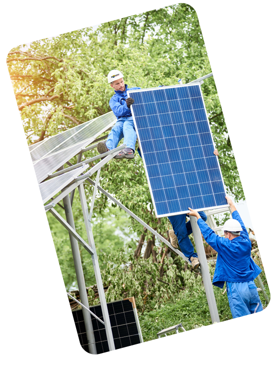 dos técnicos instalando placas solares