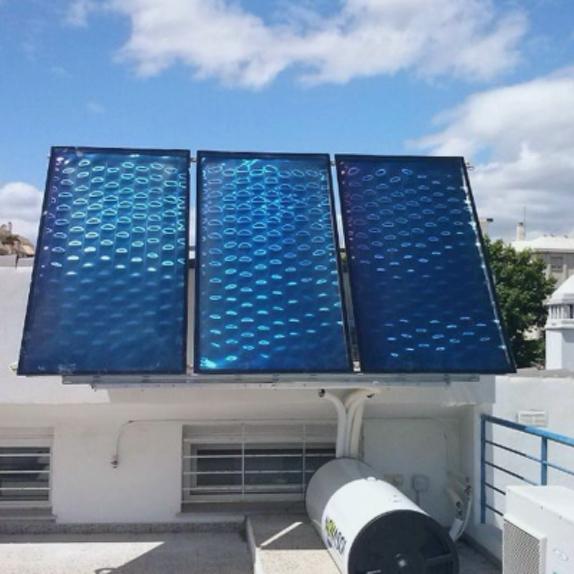 panel solar en pequeño edificio