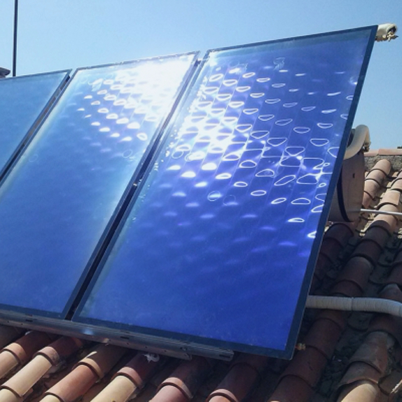 panel solar con reflejo de sol