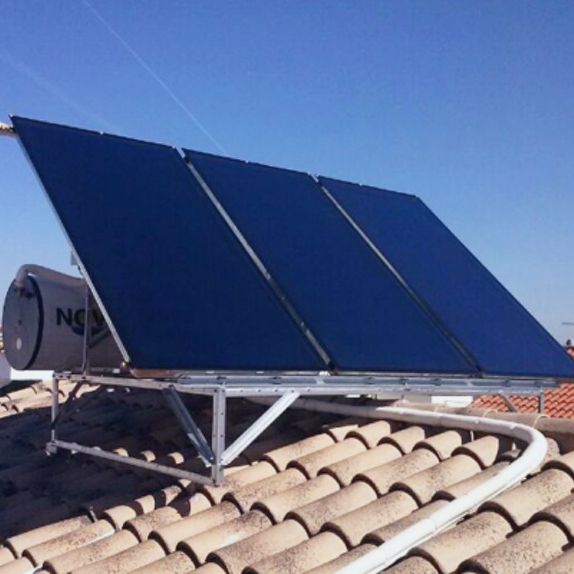 panel solar con reflejo del sol